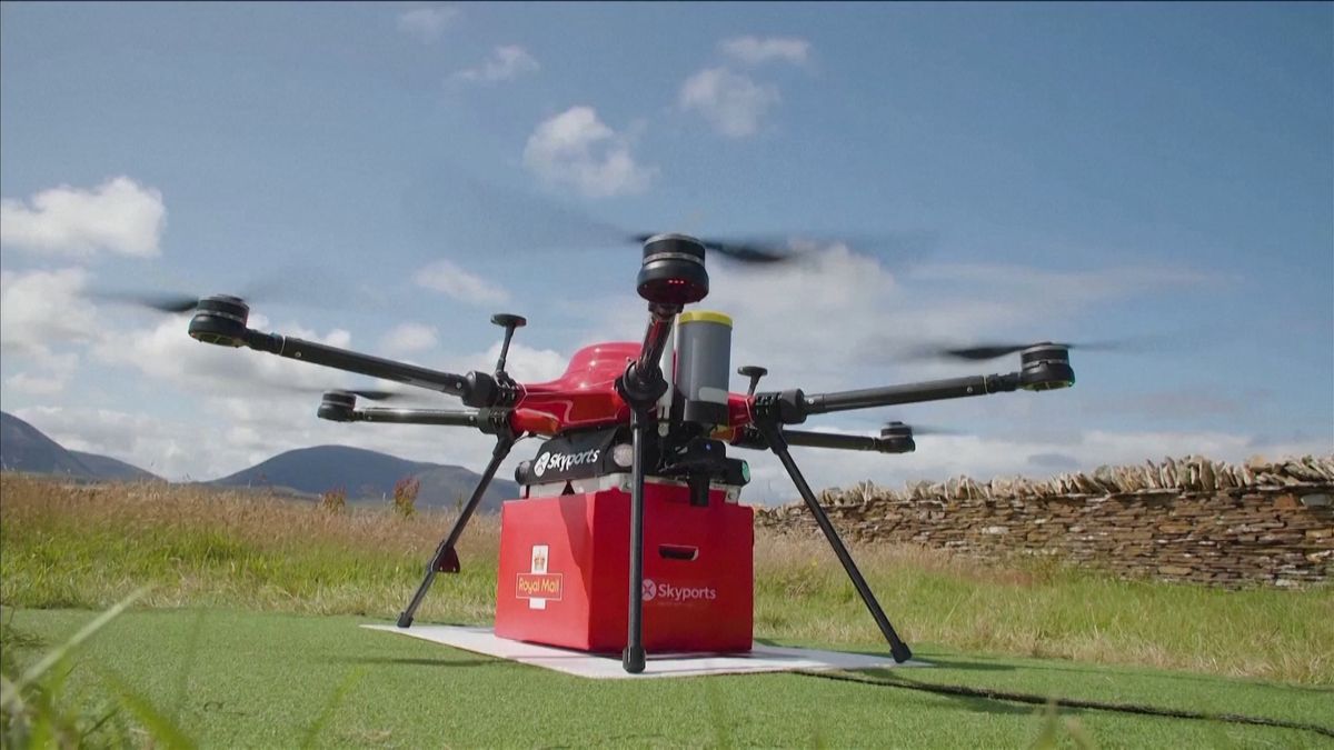 Britská pošta doručuje na Orknejských ostrovech zásilky pomocí dronů